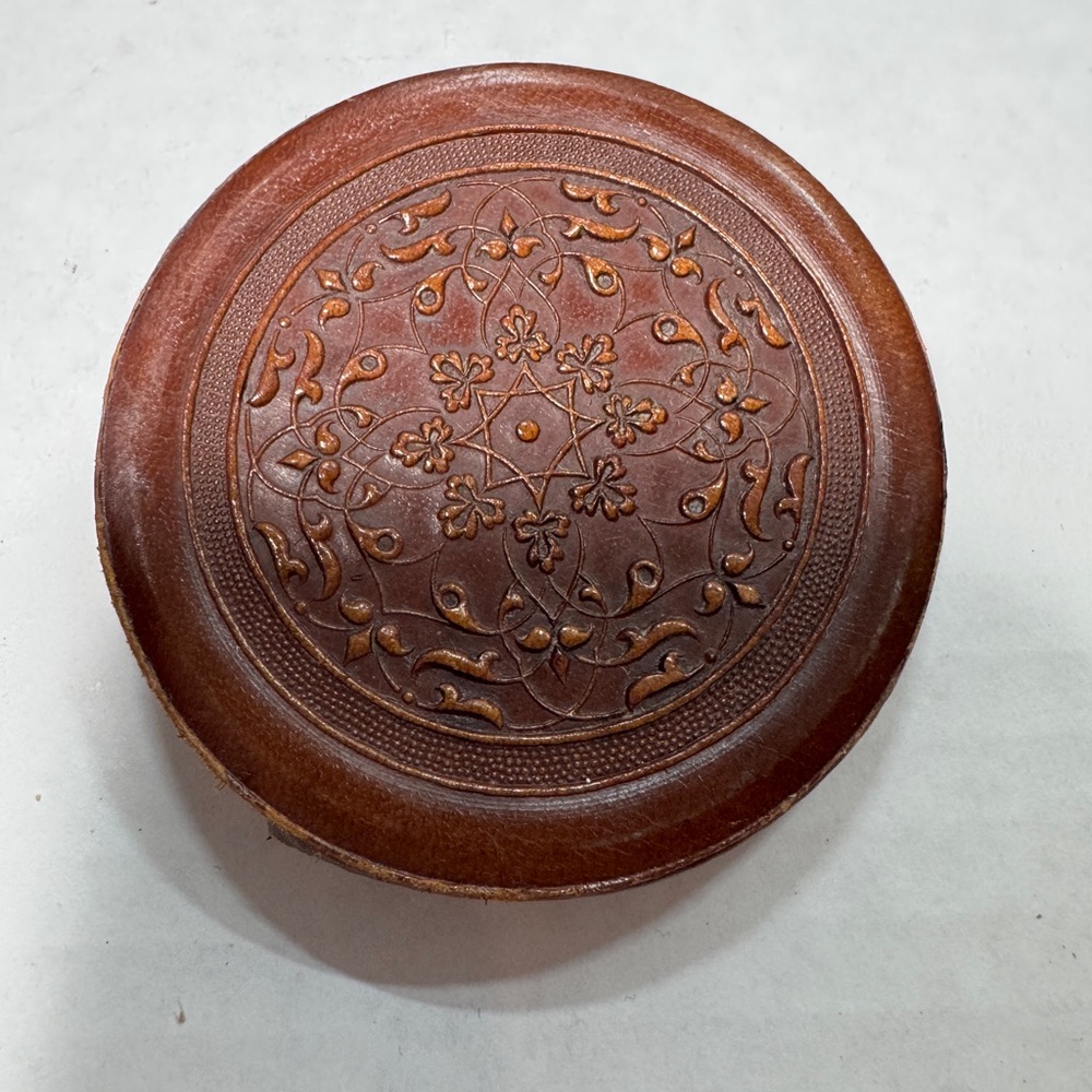 Vintage Ornate Brown Tooled Leather Crest Medallion Case & Mirror‎ - Picture 3 of 5